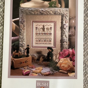 Op de afbeelding: Een kruissteekpatroon met een herder en schapen in een ingelijste setting. Het patroon is getiteld "Shepherd's Bush" en maakt deel uit van de serie "Friendship Collaboration 1". Het patroon kost vier euro.