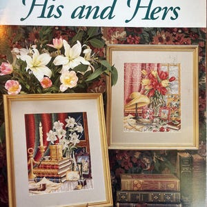 Può includere: Un libro di schemi per punto croce intitolato "His and Hers" di Marie Barber. La copertina presenta due campioni a punto croce incorniciati con temi floreali e nature morte. Il libro include l'articolo #958.