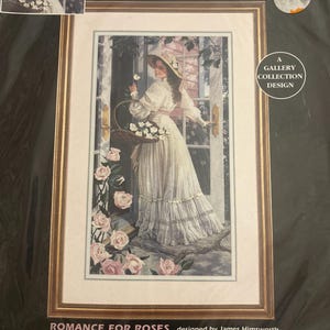 以下が含まれることがあります： ジェームズ・ヒムズワースによる「Romance for Roses」というタイトルのDimensionsクルーエル刺繍キット。パッケージには、白いドレスと帽子を身につけ、白いバラのバスケットを持ってドアのそばに立つ人物が描かれています。フレームサイズは25cm x 46cmです。