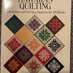Puede incluir: Un libro titulado "HAWAIIAN QUILTING" con instrucciones y patrones para 20 bloques. La portada presenta una cuadrícula de coloridos diseños de bloques de edredón en varios colores, incluyendo rojo, verde y naranja. El nombre del autor, Elizabeth Root, está en la parte inferior.