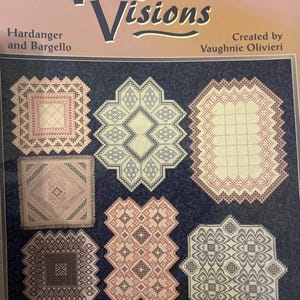 Peut inclure: Un livre à couverture souple intitulé Vaughnie's Visions présentant des modèles de broderie Hardanger et Bargello. La couverture affiche six motifs de broderie géométriques distincts en rose, bleu et blanc sur un fond bleu foncé.