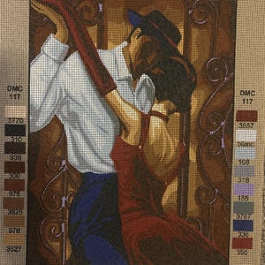 Könnte beinhalten: Ein Stickset mit dem Titel COLLECTION D'ART, das ein tanzendes Tangopaar zeigt. Das Motiv zeigt eine Person in weißem Hemd und dunkler Hose sowie eine weitere in einem roten Kleid. Enthält eine Farbpalette mit DMC-Codes und 40x50cm Maßen.
