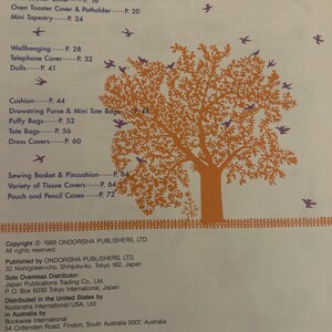 Może przedstawiać: Strona książki zatytułowana Basic Patchwork with Patterns zawierająca spis treści z przedmiotami takimi jak Tea Cozy, Kitchen Cloth i Tote Bags. Ilustracja pomarańczowego drzewa z fioletowymi ptakami jest wyśrodkowana na stronie.