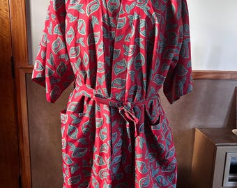 Bata de verano de lujo para hombre, estilo vintage de los años 80, con estampado paisley en rojo y bronce. Fabricada en Nueva Zelanda por Klipper. Tallas: L-XL.