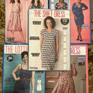 Puede incluir: Cuatro patrones de costura para vestidos, con diferentes estilos y tallas. Los patrones incluyen "The Juliet Dress" en tallas 8-22, "The Grace Dress" en tallas 6-30, "The Shiet Dress" en tallas 6-20 y "The Lottu Dress" en tallas 6-30.