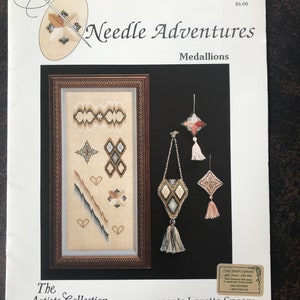 Needle Adventures, Medaliony, Kolekcja Artystów prezentuje Lorettę Spears, Victorian Sampler i Ulotkę o Ozdobach AC-83
