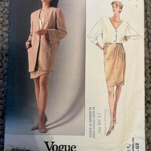 Może przedstawiać: Wzór szycia Vogue Patterns z projektem Donny Karan. Wzór zawiera ilustracje kostiumu ze spódnicą i bluzki ze spódnicą z drapowaniem. Rozmiar wzoru to 8-10-12.
