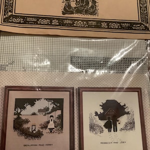 Può includere: Un set di tre tazze in ceramica con finitura opaca e macchiettata. Le tazze sono nei toni del crema, grigio chiaro e grigio scuro. Ogni tazza ha un design semplice e minimalista e un manico arrotondato.