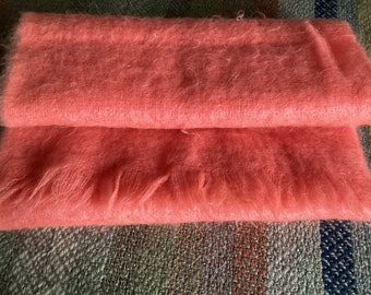 châle, jeté ou écharpe en mohair écossais vintage, rose corail 71 x 18 po. plus franges