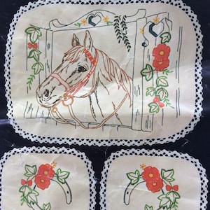 Vintage gestempelt llinen Novelty Embroidery Pferd und Hufeisen 3-teiliges Schminktischset Design 860 von Semco