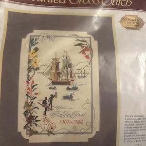 Puede incluir: Un kit de punto de cruz contado Semco titulado The First Fleet 1787-1788, Kit No. 1000. El empaque muestra un patrón de punto de cruz con barcos de vela, botes pequeños y figuras en una orilla, enmarcado por motivos florales y el texto The First Fleet 1787-1788.