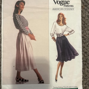 Op de afbeelding: Vogue Patterns naaipatroon met twee jurk ontwerpen. Het patroon bevat illustraties van de afgewerkte kledingstukken, met de nadruk op een rok- en topensemble. Het patroon is gemarkeerd als "Very Easy" en bevat de naam van de ontwerper, Perry Ellis.