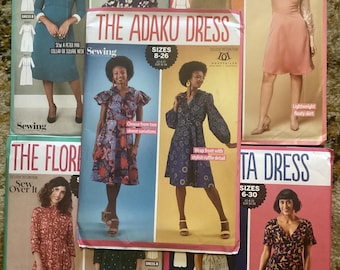 Może przedstawiać: Pięć różnych wzorów szycia sukienek. Wzory są dla sukienek Jenna, Mila, Adaku, Flora i Ta. Każdy wzór przedstawia modelkę w sukience i zawiera informacje o rozmiarach oraz instrukcje. Wzory są wszystkie w kolorowym, nowoczesnym stylu.