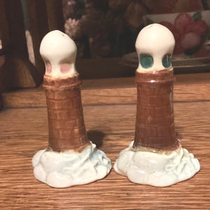Darbyshire Australian Pottery Lighthouse Salt and Pepper Shakers,  1946-56, novelty shakers