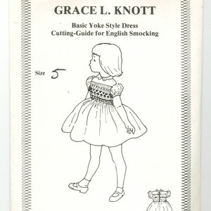 Peut inclure: Un dessin au trait noir et blanc d'une fille portant une robe avec un empiècement. La robe a un corsage smocké et une jupe ample. Le dessin est intitulé "GRACE L. KNOTT Robe de style yoke de base Guide de coupe pour le smocking anglais Taille 5".