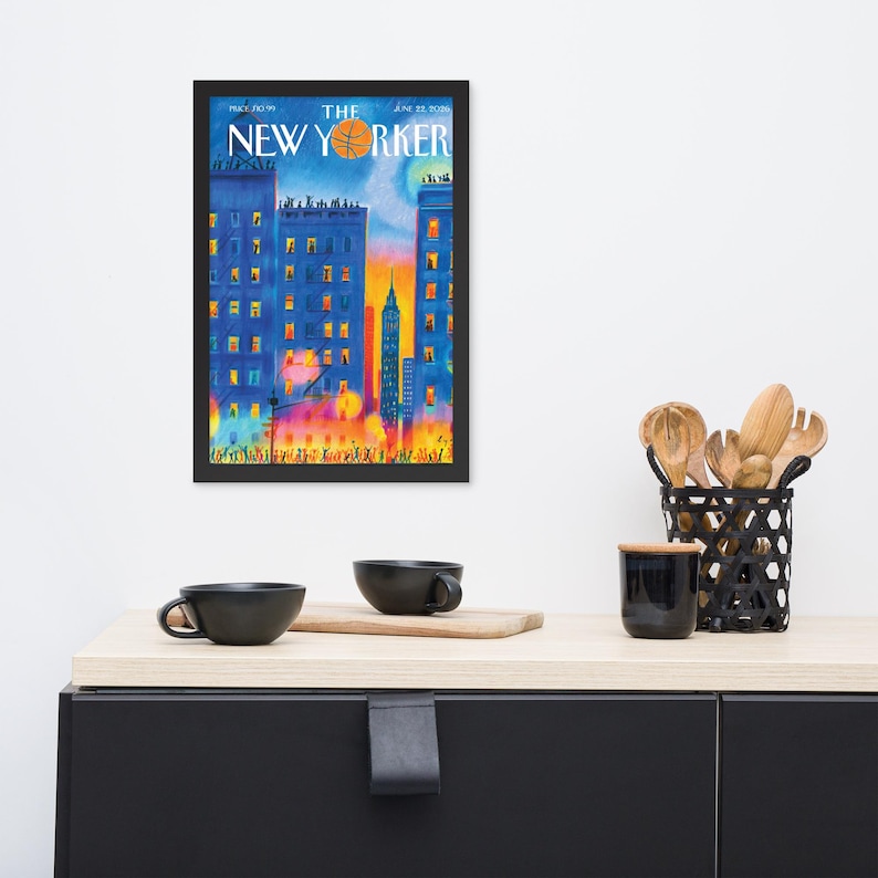 Puede incluir: Una impresi&oacute;n enmarcada de la portada de la revista The New Yorker del 22 de junio de 1996, con una colorida ilustraci&oacute;n de un horizonte urbano al atardecer con edificios azules, ventanas amarillas brillantes y un bal&oacute;n de baloncesto.