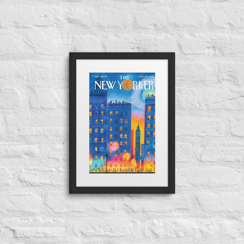 Puede incluir: Una impresi&oacute;n enmarcada de la portada de la revista The New Yorker del 23 de junio de 2008. La ilustraci&oacute;n muestra un vibrante paisaje urbano azul al atardecer con ventanas amarillas brillantes, un icono de baloncesto naranja y un rascacielos.