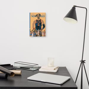 K&ouml;nnte beinhalten: Gerahmter Druck eines New Yorker-Magazin-Covers mit einem Basketballspieler im Trikot der New York Knicks. Das Cover-Artwork hat eine lebendige Farbpalette mit dem Text "New Yorker" oben.
