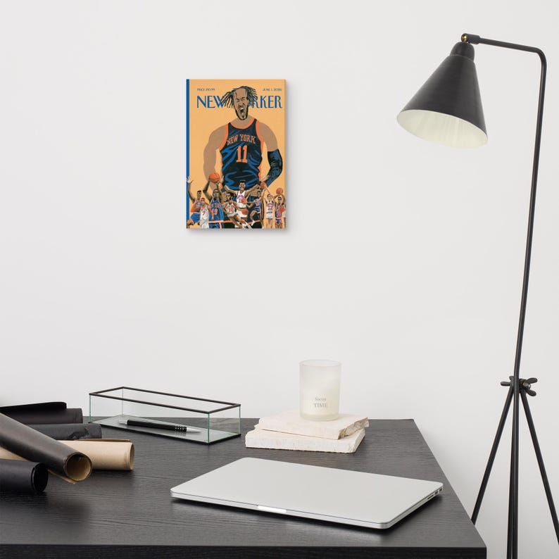 K&ouml;nnte beinhalten: Gerahmter Druck eines New Yorker-Magazin-Covers mit einem Basketballspieler im Trikot der New York Knicks. Das Cover-Artwork hat eine lebendige Farbpalette mit dem Text "New Yorker" oben.