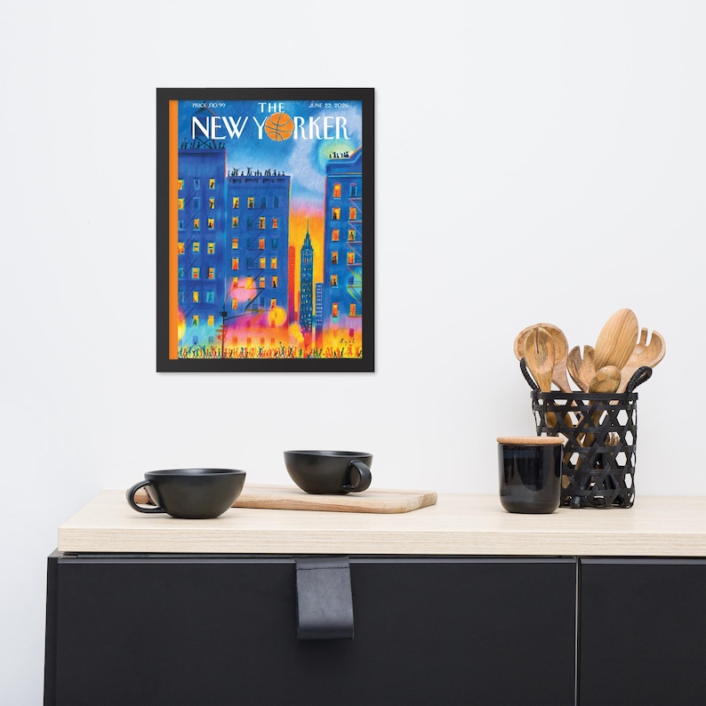Puede incluir: Una impresi&oacute;n enmarcada de la portada de la revista The New Yorker del 28 de junio de 2021, con una vibrante ilustraci&oacute;n de un horizonte urbano al atardecer con edificios azules, un cielo naranja brillante y un gr&aacute;fico de baloncesto.