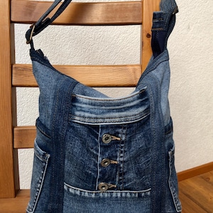 Bolso vaquero, que se puede llevar al hombro o cruzado.