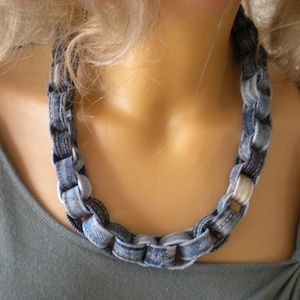 Halskette aus Jeansschlaufen klobige Jeanskette Jeansschmuck Upcycling Schmuck Stoffkette Textilkette 60cm Bild 5