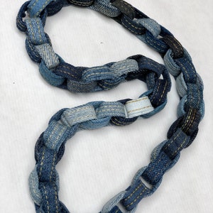 Halskette aus Jeansschlaufen klobige Jeanskette Jeansschmuck Upcycling Schmuck Stoffkette Textilkette 60cm Bild 1