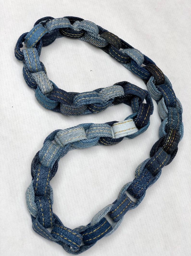 Halskette aus Jeansschlaufen klobige Jeanskette Jeansschmuck Upcycling Schmuck Stoffkette Textilkette 60cm Bild 1