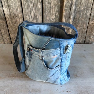 Sac en jeans sac durable upcyclé avec longue sangle inférieure unique image 3