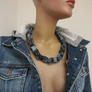 Halskette aus Jeansschlaufen klobige Jeanskette Jeansschmuck Upcycling Schmuck Stoffkette Textilkette 60cm Bild 2