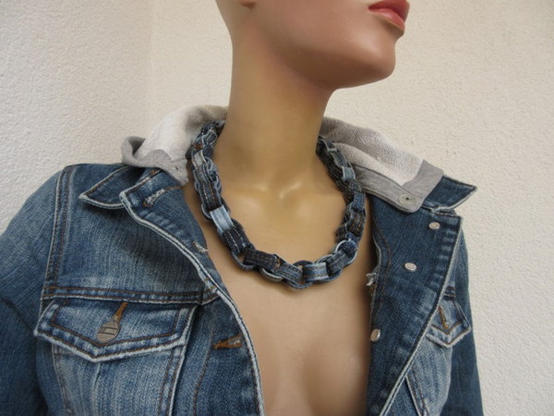 Halskette aus Jeansschlaufen klobige Jeanskette Jeansschmuck Upcycling Schmuck Stoffkette Textilkette 60cm Bild 2