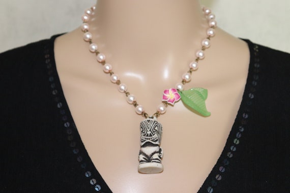 Collier Rockabilly Tiki Pin Up Fleur De Frangipanier Et Perles En Verre Nacrées Frangipani Flower And Pink Pearls Necklace Pinup Psycho