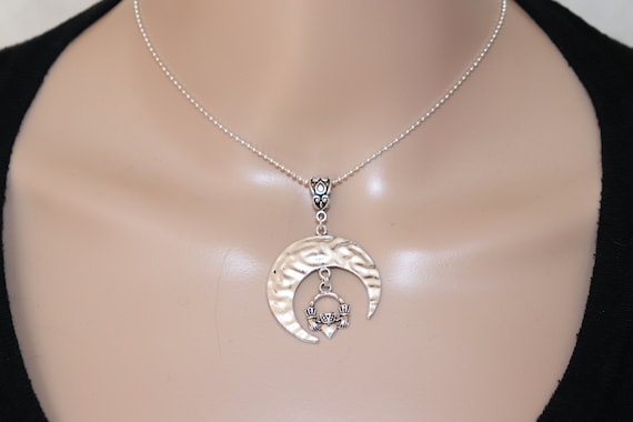 collier lune gothique collier lune gothique