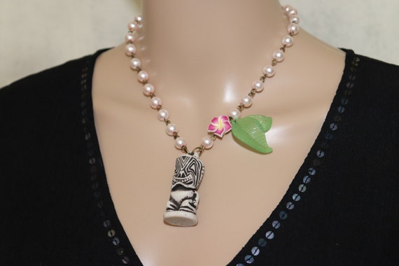 Collier Rockabilly Tiki Pin Up Fleur De Frangipanier Et Perles En Verre Nacrées Frangipani Flower And Pink Pearls Necklace Pinup Psycho