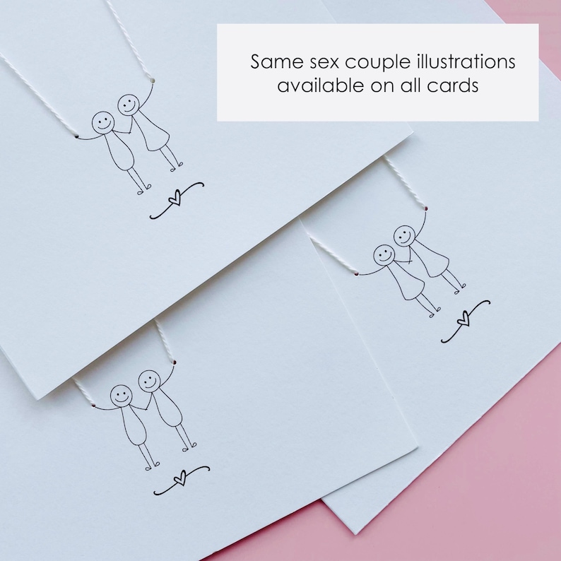 Op de afbeelding: Witte wenskaarten met zwarte lijntekeningen van paren van hetzelfde geslacht die elkaars hand vasthouden, met een hartsymbool eronder. De tekst "Same sex couple illustrations available on all cards" wordt weergegeven op een witte rechthoek.