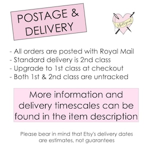 Op de afbeelding: Een roze rechthoek met de woorden "POSTAGE & DELIVERY" in zwarte tekst. Hieronder staan details over Royal Mail verzending, standaard en eersteklas bezorgopties, en dat beide klassen niet worden gevolgd. Een logo van een hart met naalden staat rechtsboven.