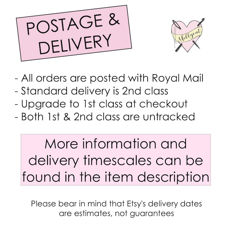 Op de afbeelding: Een roze rechthoek met de woorden "POSTAGE & DELIVERY" in zwarte tekst. Hieronder staan details over Royal Mail verzending, standaard en eersteklas bezorgopties, en dat beide klassen niet worden gevolgd. Een logo van een hart met naalden staat rechtsboven.