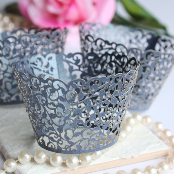 Envoltorios de cupcakes de filigrana de encaje azul marino para mini o cupcakes estándar, forros elegantes de cupcakes de encaje de corte brillante marino - Conjunto de 12