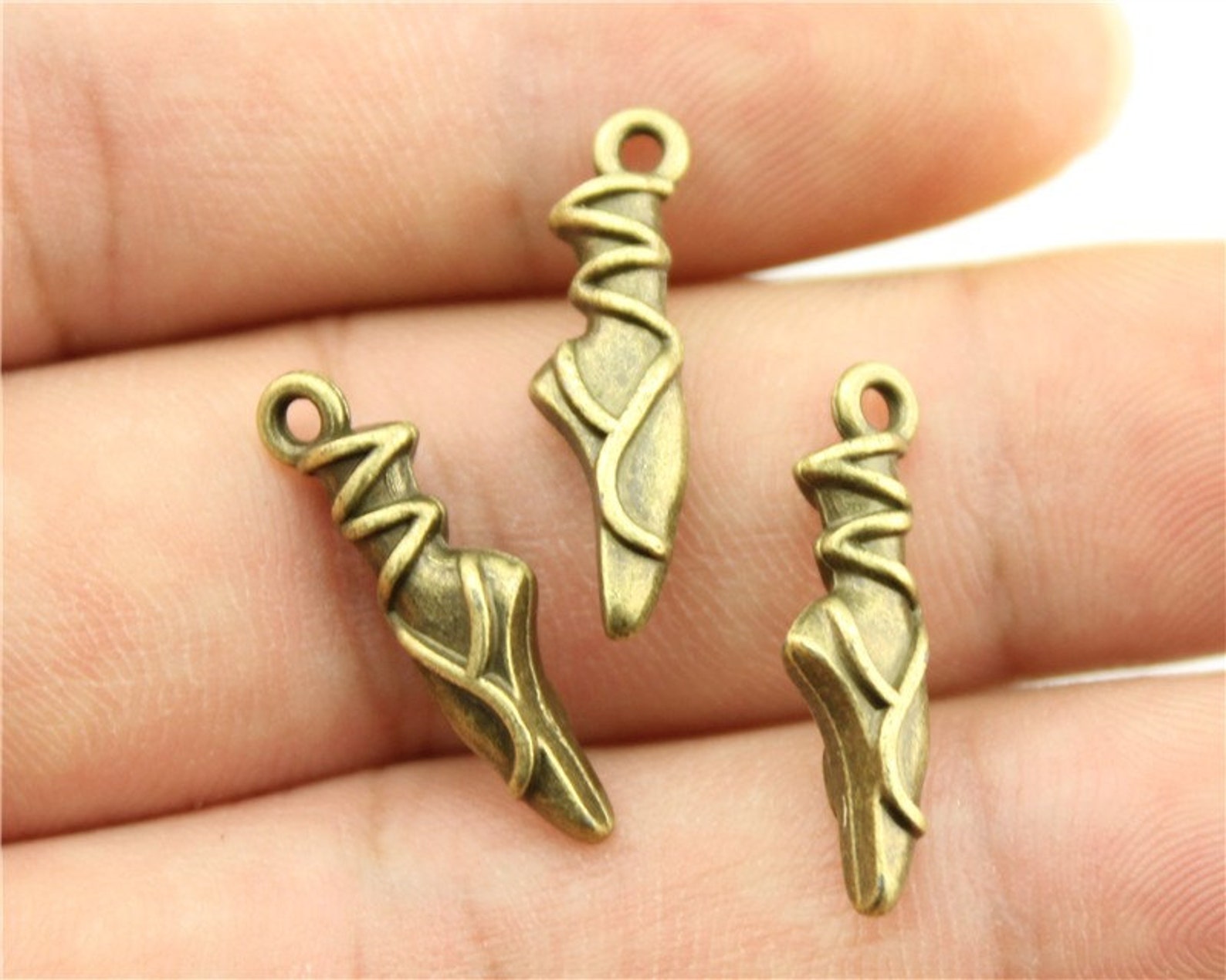 10 ballet shoe charms, vintage antique bronze tone (1m-26)