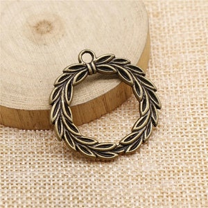 Bronze Wreath Charm, 2 Sided, Antique Bronze Charms (M-146)