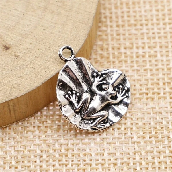 4 Silver Frog on Lilly Pad Charms, 19x15mm, Silver Tone Charms (C-146)