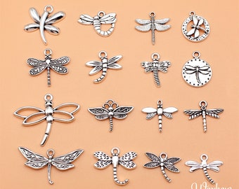 Könnte beinhalten: Eine Sammlung von 16 silberfarbenen Libellen-Anhängern, jeder mit einem einzigartigen Design. Die Anhänger sind perfekt für die Schmuckherstellung, das Scrapbooking und andere Bastelprojekte.