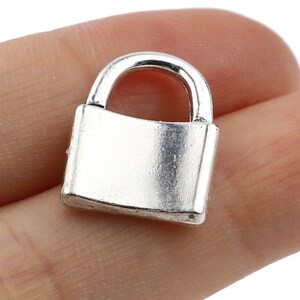 Op de afbeelding: Zilveren hangslotbedel met een afgeronde bovenkant en een platte onderkant. Het hangslot is ongeveer 2,5 cm lang.