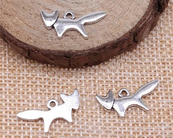 Puede incluir: Tres abalorios de zorro plateados con un bucle para sujetarlos a joyas u otras manualidades.