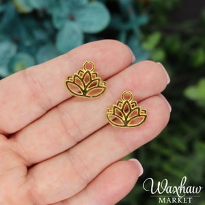 10 Gold Lotus Flower Charms, 17x15mm, Antique Gold Tone Charms (C-184)
