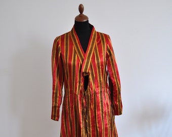 Belle robe traditionnelle de manteau de soie ethnique