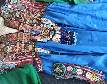 Robe de cérémonie nomade Kuchi afghane traditionnelle avec superbe broderie