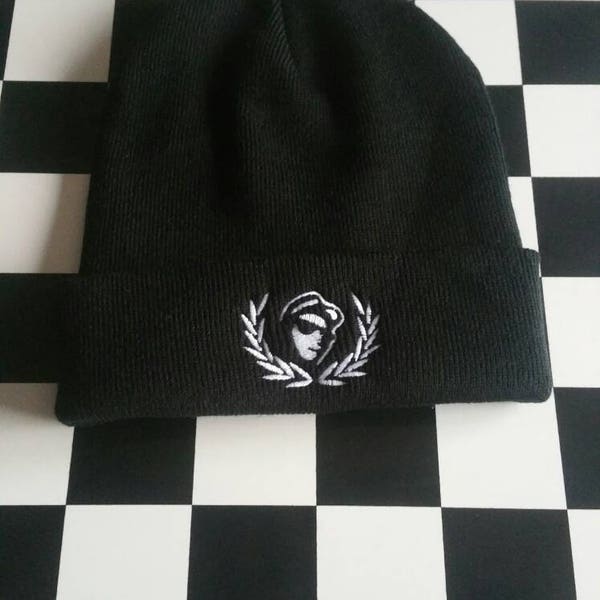 Bonnet à logo Ska. En blanc. Blason Rudeboy. Logo brodé