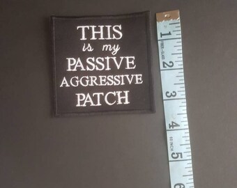 Opstrijkbare patch. Geborduurde flard. Naai de patch. Dit is mijn passieve agressieve patch.