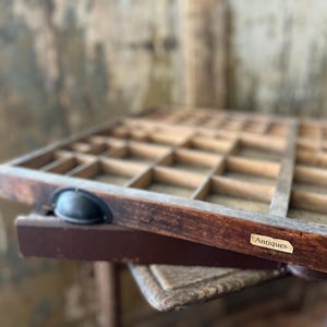 Antikes europäisches französisches Druckertablett für Buchdrucker – Setzkasten aus Holz – Vintage-Druckerschublade.